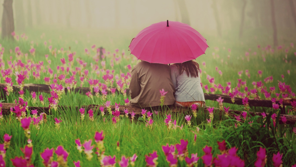 romantic-couple-under-umbrella-2560x1440